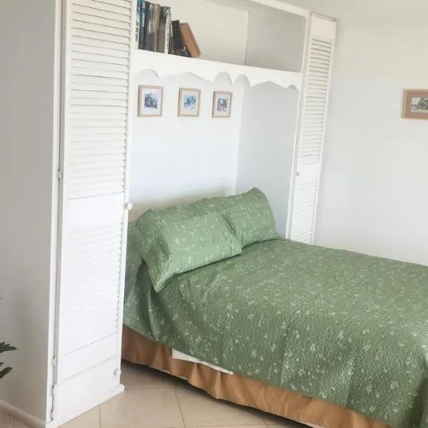 #3 Eastry Gardens - Cozy 1BR Studio w Ocean View, hotel sa Saint Peter