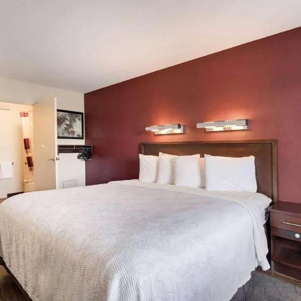 Super 8 by Wyndham Deerfield - Northbrook, hotel in Deerfield