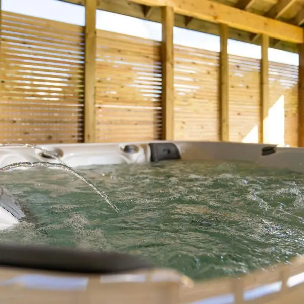 Large Family Home with Hot Tub or Jacuzzi, Log Burner，貝爾斯登的飯店