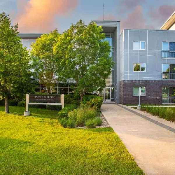 Barker Suites Southport, hotel in Portage La Prairie