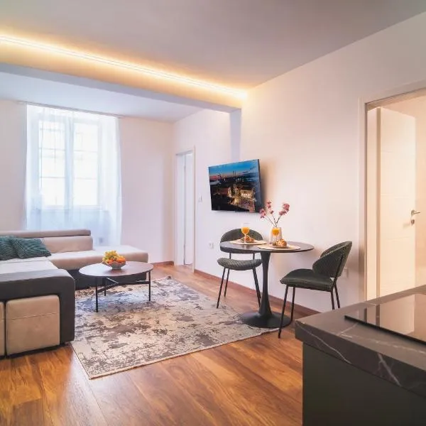 D&A Amphitheatre Premium Apartments with FREE Parking, hotel v destinácii Pula