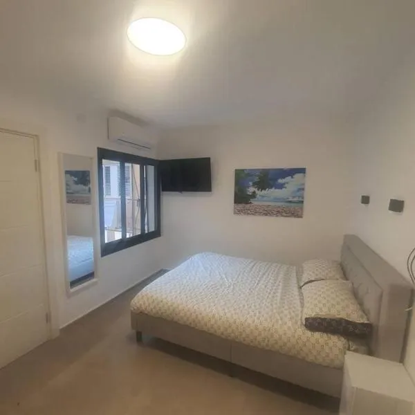 Ryo 14 דירת סטודיו ליד חוף הים לנופש מושלם, hotel in Bat Yam