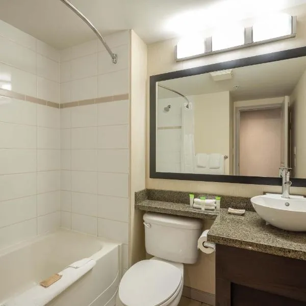 Sandman Hotel & Suites Winnipeg Airport, hotel di Winnipeg