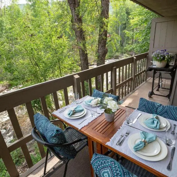 Riverfront 2 BR - Steps to Town - Pool & Hot Tub, hotel in Aspen