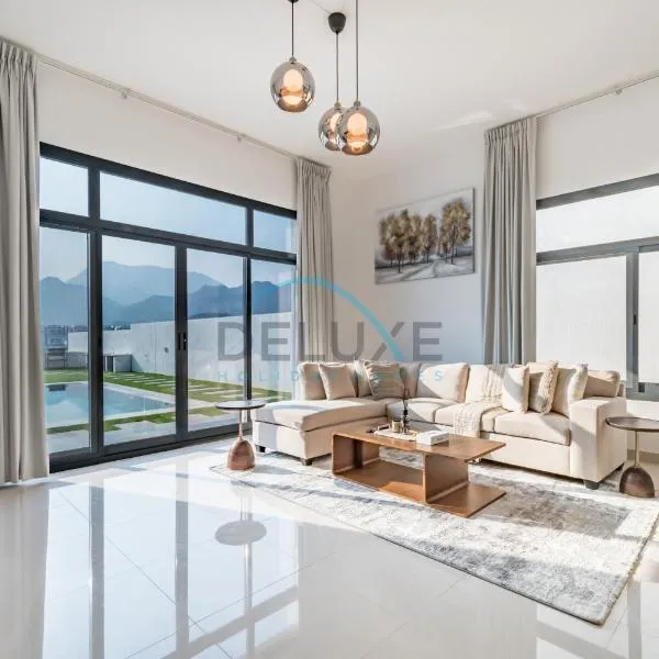Best Deal 3BR plus maid's with Pool Perfect for Groups by Deluxe Holiday Homes, hotel v destinaci Fudžajra
