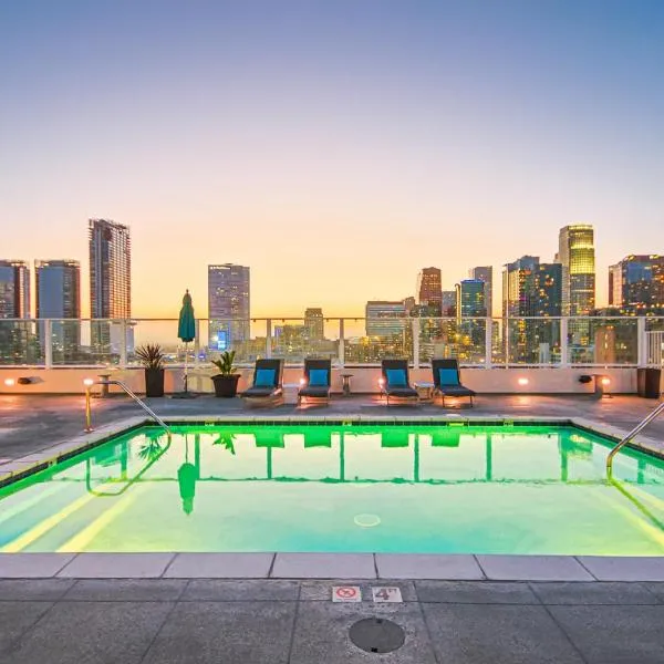 Downtown Escape - 2BR w Skyline Views & Hot Tub, hotel en Los Ángeles