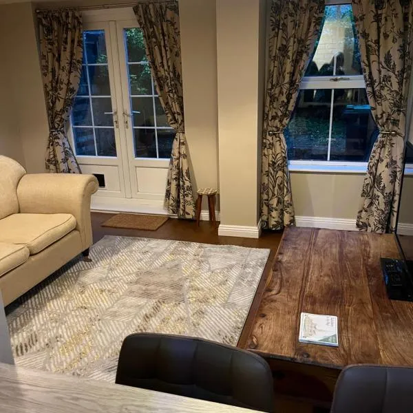 Garden Flat near train station, hotel in Salisbury