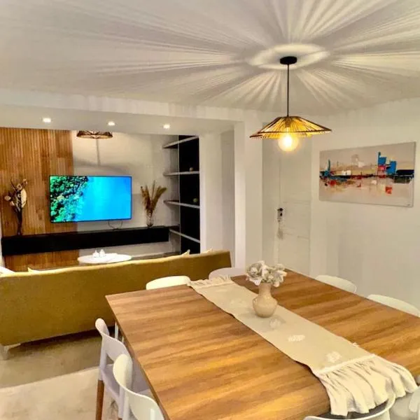 Casa espectacular con 3 habitaciones en suite de lujo, 4 baños, patio al aire libre con jacuzzi y ubicacion perfecta a 3 cuadras de la plaza - Bonavista Rentals, hotel in Salta