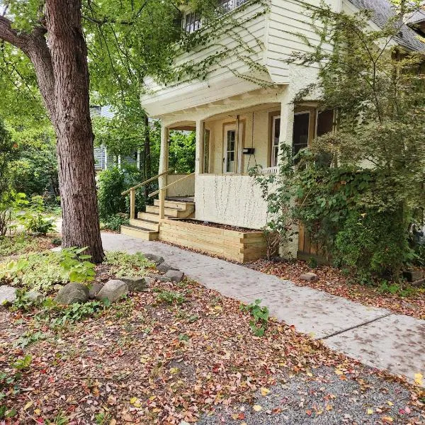 Cozy 3 Bedroom House in Downtown Ithaca, hotel u gradu Itaka