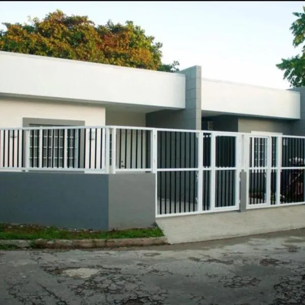 Entire Home Fully Furnished Netflix AC Auto washer and Dryer, hotel v destinaci Daet