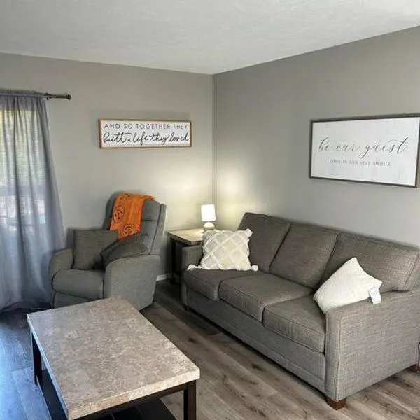 Beautiful condo-no stairs, and arcade games! 5bed, отель в Брэнсоне