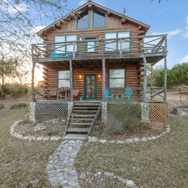 Mighty Oak Log Cabin, khách sạn ở Fredericksburg