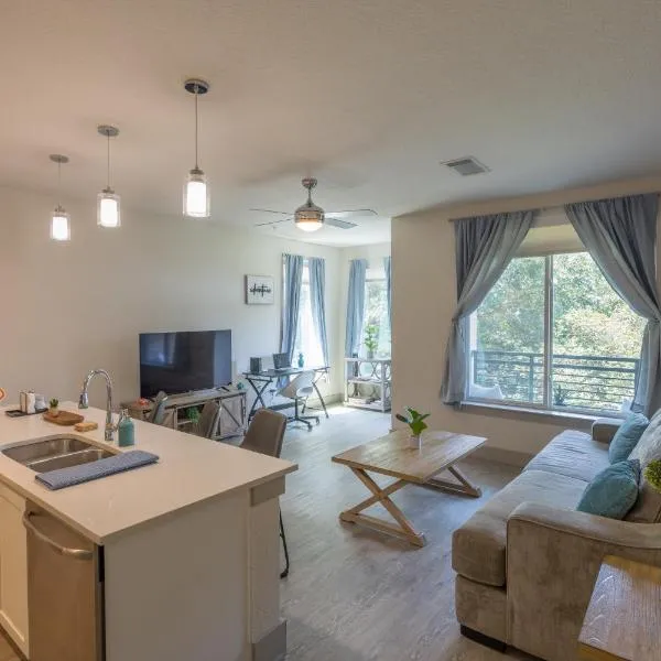 Riverwalk and Pool view Apt with King bed Infinity Pool Gym Free Parking, hotel v destinaci San Antonio