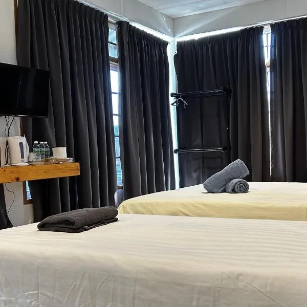 Riverbank Dungun Guesthouse & Cafe, hotel v destinaci Dungun