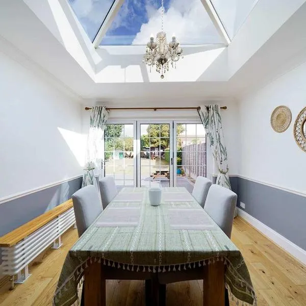 Stunning Family Bungalow With Private Parking, hotel in Dagenham