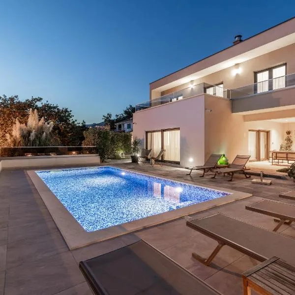 Luxury Villa Oriolus, heated pool, sauna, Split, hôtel à Srinjine