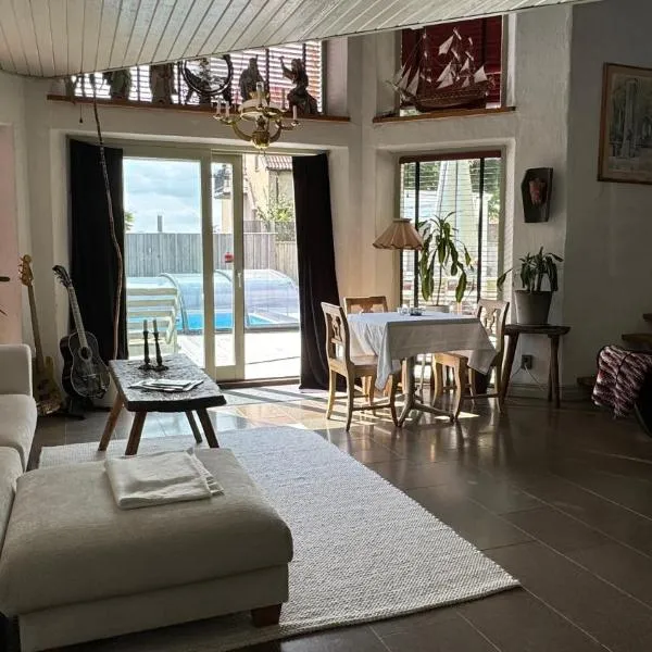 Unikt boende i egen del av hus nära stad och strand, hotel en Ystad