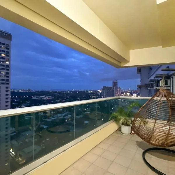 Family size Staycation in Makati with new year's firework balcony view，馬尼拉的飯店