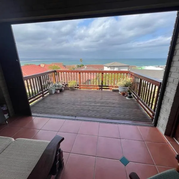 Entire top floor with beautiful view, hotel v destinaci Jeffreys Bay