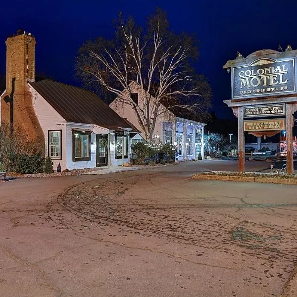 Colonial Motel and Spa: Brattleboro şehrinde bir otel