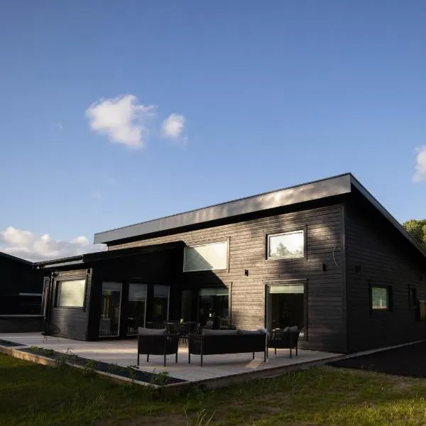 Modern boende med sjöutsikt, hotel v destinaci Ryssby