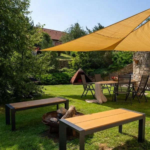 Spaní na včelách, hotel din Hostim
