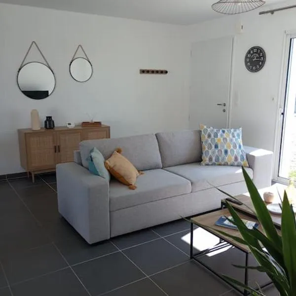 Maison 3 chambres 4 lits 6 personnes, hotel in Challans