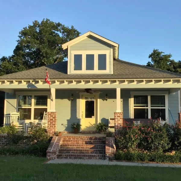 3 Bed, 2 and a half bath Gorgeous Coastal Home 1 block from beach!, hotel in Long Beach