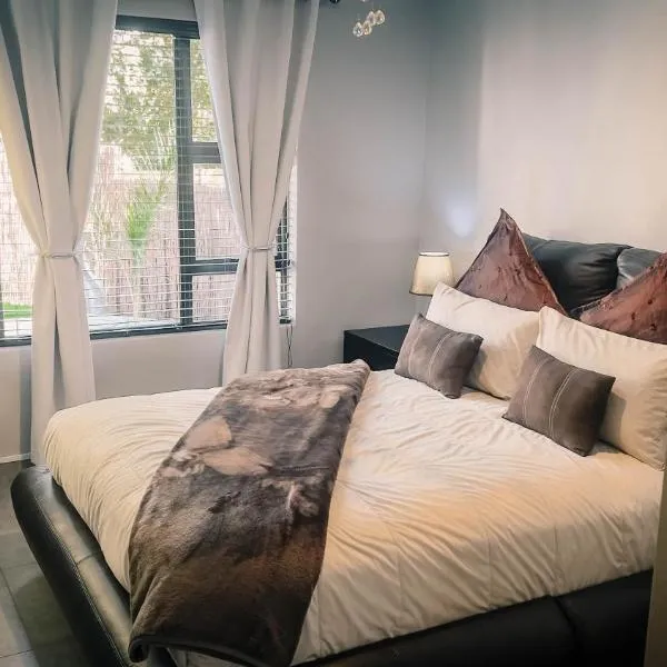 Air-Conditioned, Self-Catering Apartment with Heated Pool Near OR Tambo International Airport, hotel v destinaci Benoni