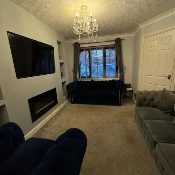 Three bedroom house in Bamford, hotel v destinaci Heywood