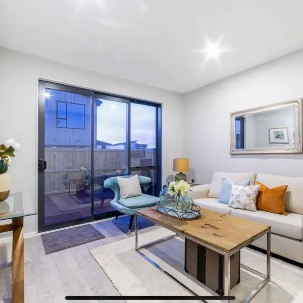 Scott point private entry flat offers the entire living room, bedroom and ensuite, parking available, hotel v Aucklandu