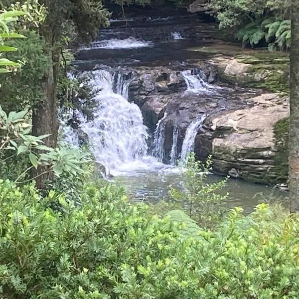 Matakana Waterfall Hideaway, hotel v destinaci Warkworth