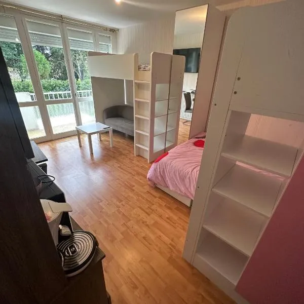 Géante Chambre Privative avec Balcon pour Groupe, hotel v destinaci Castres