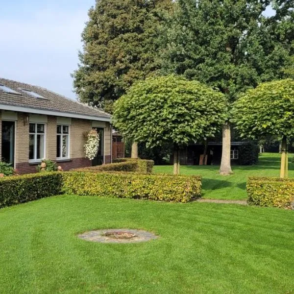 Wellness bungalow met privésauna en hot tub - Glamping aan de Maas, hotel in Kessel