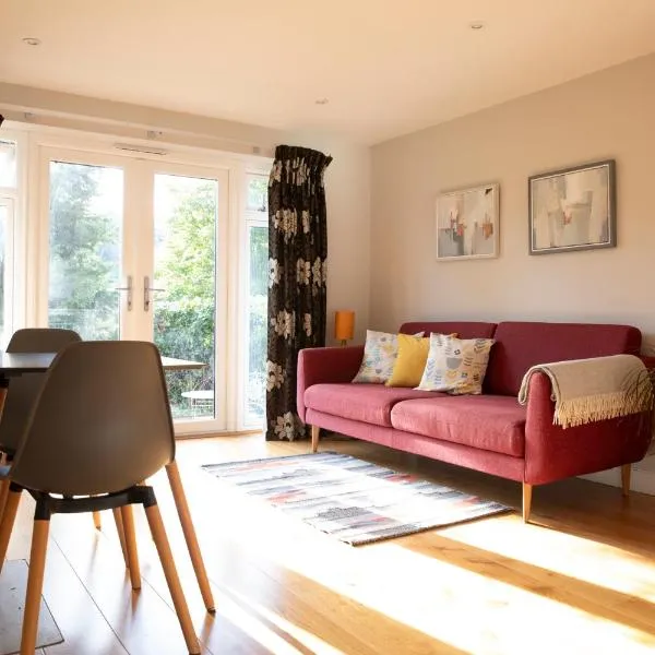 Stylish one bed apartment in the Stroud Valleys, hotel v destinaci Brimscombe