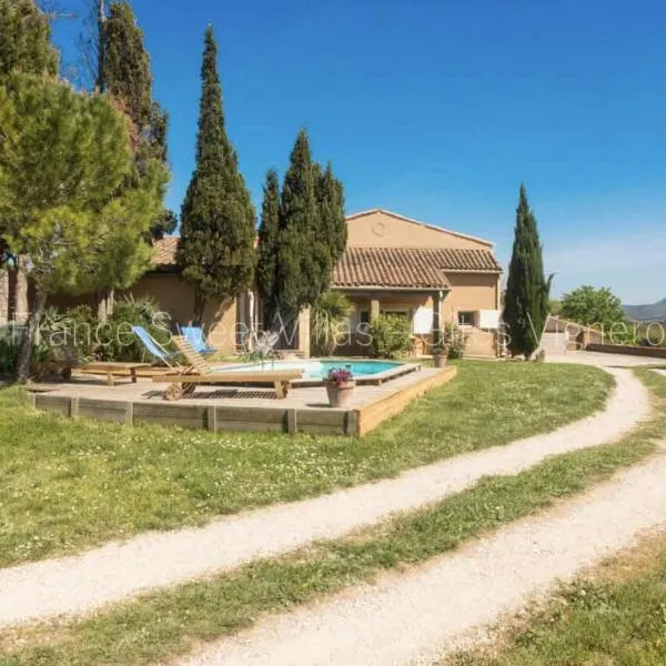 Suite ou chambre privée à la Forge des Cyprès, hotel v destinácii Loupia