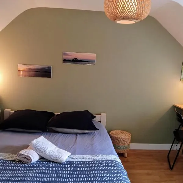 L idéal 10 mn Vannes Linge de lit, serviettes inclus wifi parking gratuit, Hotel in Noyalo