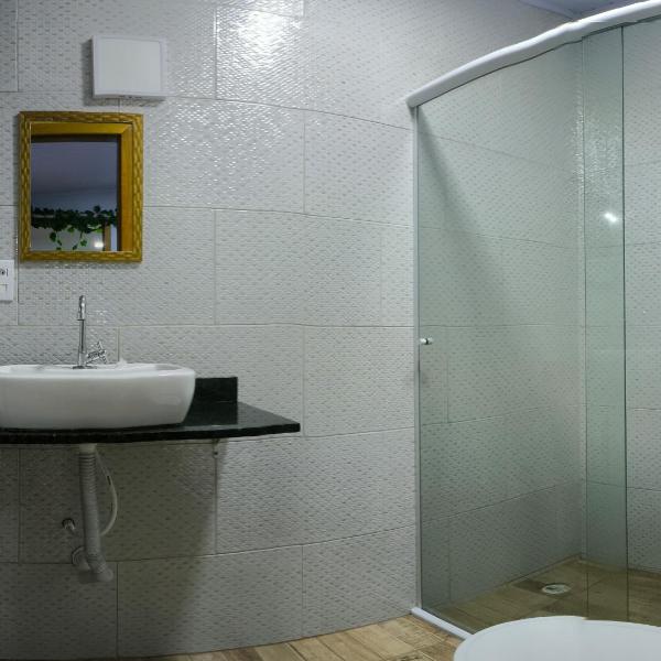 Casa aconchegante, Ubatuba, 40 metros da praia, frente ao mar, garagem fechada, quintal grande, área de lazer, churrasqueira, ar condicionado, wifi, tv a cabo, completamente equipada com utensílios - Foto 3
