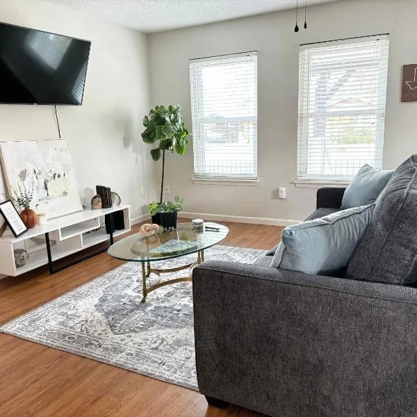 2 bed 2 bath Modern Farmhouse in Old Town Spring, hotel em Spring
