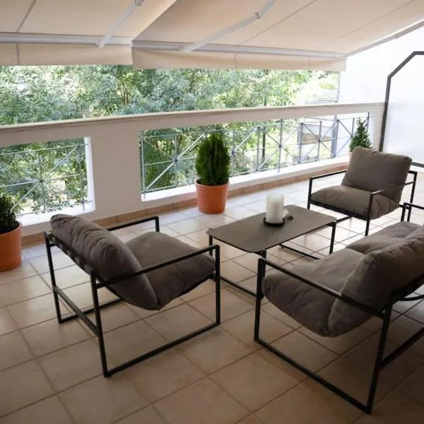 Υπέροχο διαμέρισμα με πάρκινγκ, hotel v destinaci Larisa