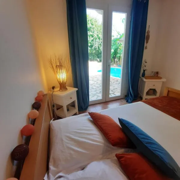 Chambre indépendante donnant sur piscine, hotel a Le Marin