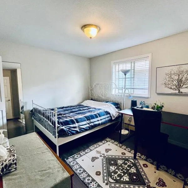 Vancouver Airport 3km away Cozy room Richmond near YVR, hotel in Richmond