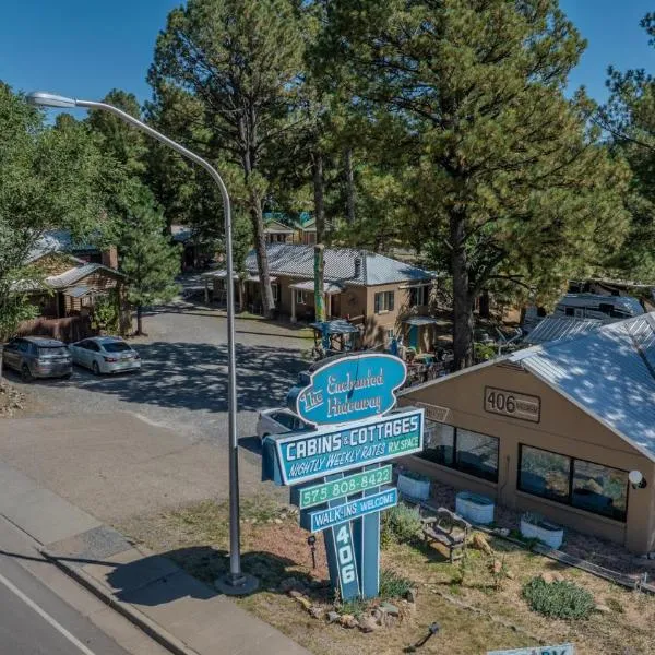 Enchanted Hideaway Cabins and Cottages, hotel in Ruidoso