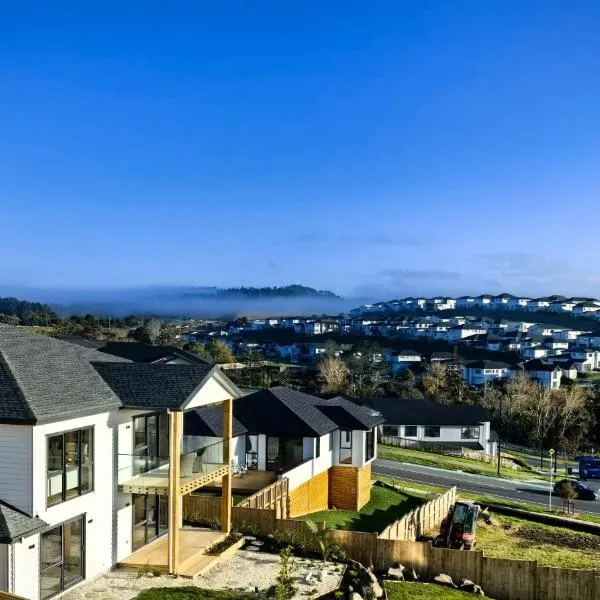 Orewa New house with view on deck near Cafe,bush & river, hotel v destinaci Orewa