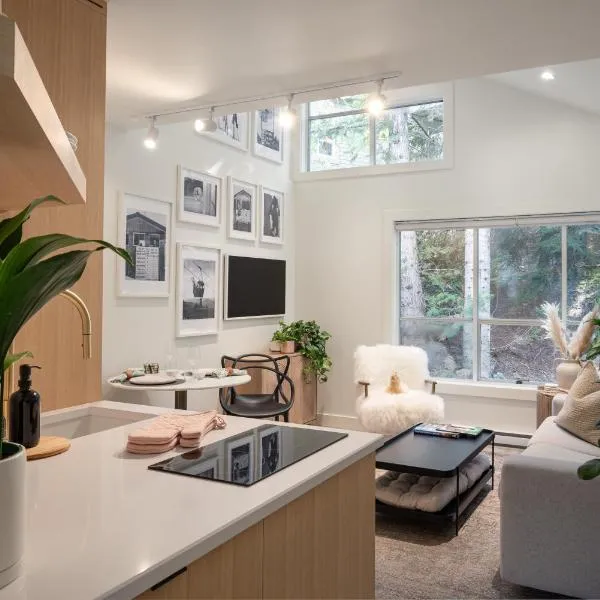Skywood-Designer Condo,Steps to Creekside Gondola, Free Parking, hotel in Whistler