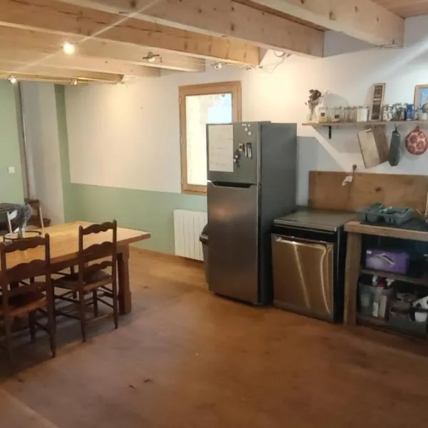 JAS provençal pour 6 personnes à 2mn de la Grange de Javon, hotel em Monieux