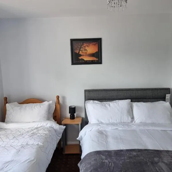 3 Bedrooms - Sleep 7 - Garden - Private Parking, hotel v destinaci Carrick-on-Shannon
