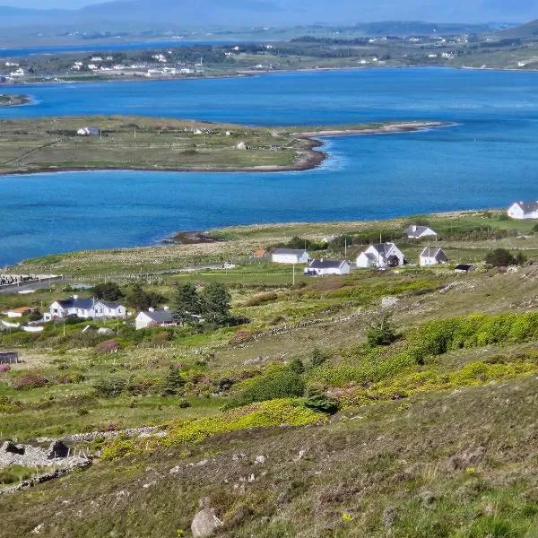 Achill Island Holiday home by the Sea - Idyllic views, Sleeps 6, Full kitchen, Fireplace and Wifi throughout, hotel in Achill Sound