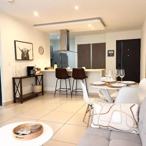 CR MARIPOSA RENTALS SANTA ANA RIVERPARK 2 BR, 2BH, Pool, Gym, WALK EVERYWHERE, hotel in Santa Ana
