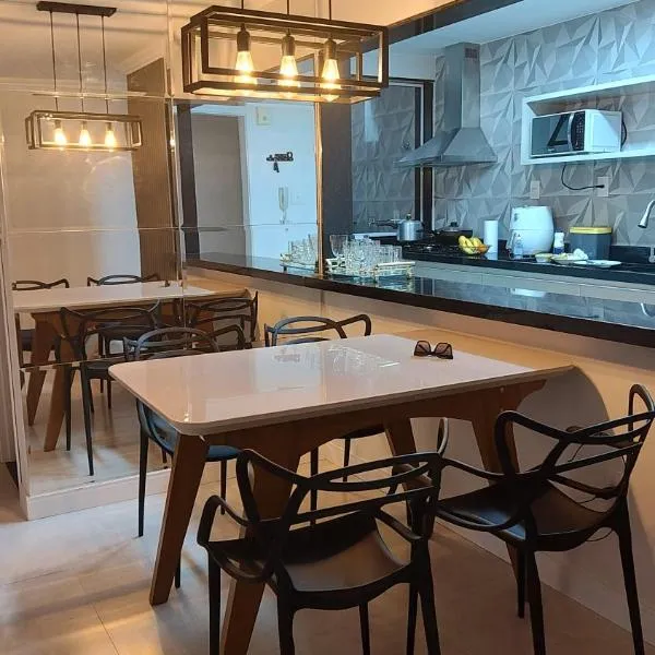Excelente apartamento com vaga garagem a 50 metros da orla da Praia do Morro Guarapari、ガラパリのホテル